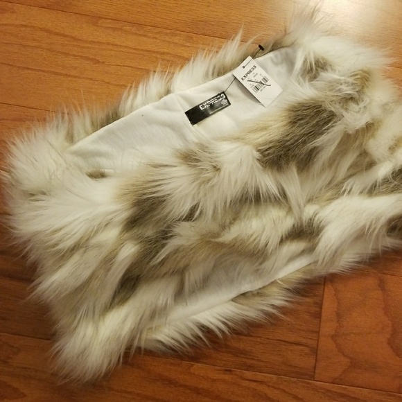 Express Faux Fur Loop Scarf - Picture 2 of 3